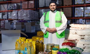 L'aumônier musulman Adam Kelwick, photographié dans un entrepôt en Turquie, avec des marchandises destinées aux réfugiés syriens.
