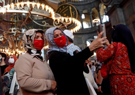 Les femmes prennent un selfie à la mosquée.