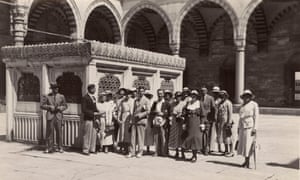 Cour de l'Ayasofya avec groupe de touristes en visite. Date: vers 1930.