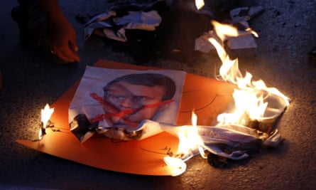 Une photo d'Emmanuel Macron brûle à Islamabad