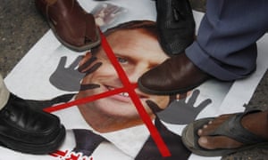 Une affiche de Macron est piétinée lors d'une manifestation à Karachi, au Pakistan, le 6 novembre.