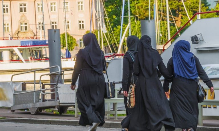 Organisez-vous contre l'interdiction du niqab en Suisse avant qu'ils ne viennent pour le hijab