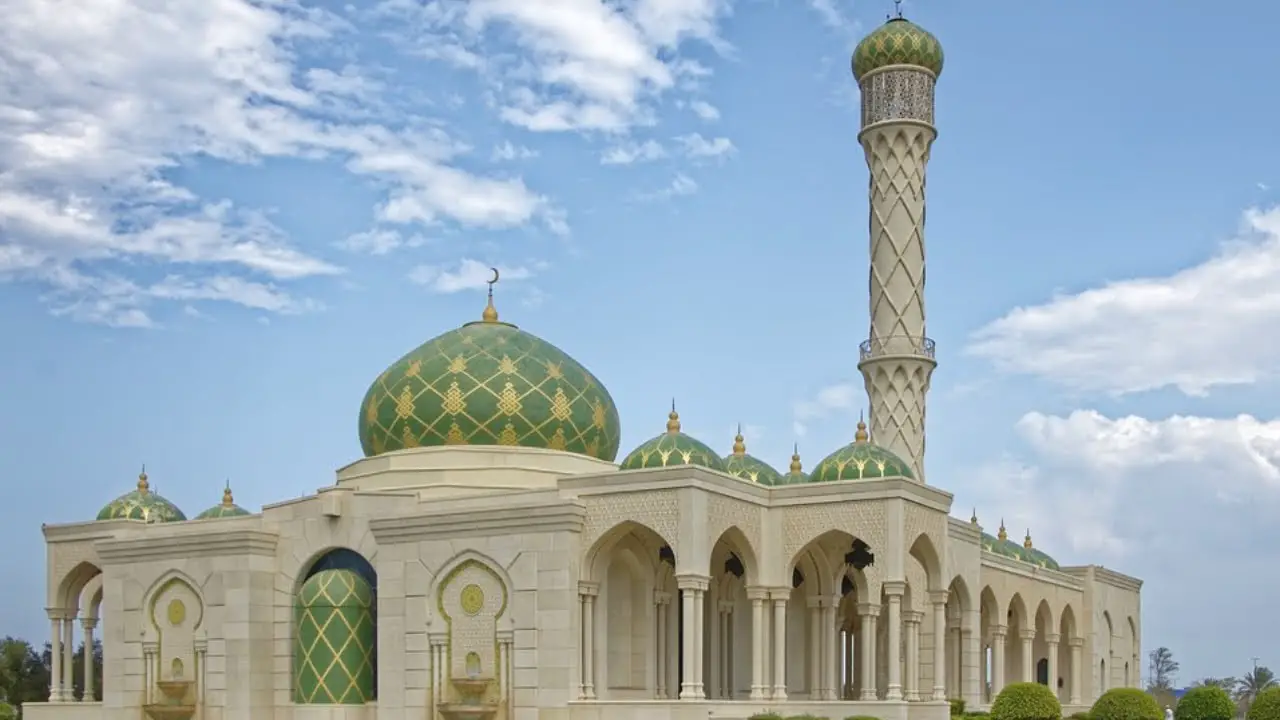 Masjid Al Zulfa |  Seeb |  Muscat |  Oman |  La mosquée des gardes royaux d'Oman - YouTube