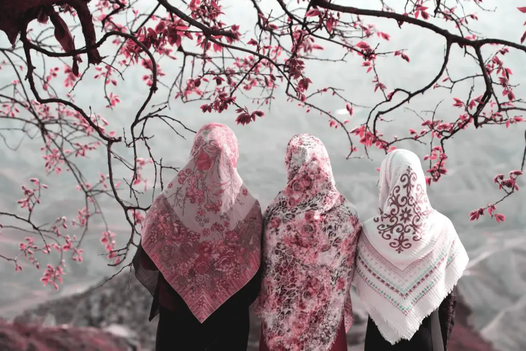 femme musulmane hijab fleur de cerisier