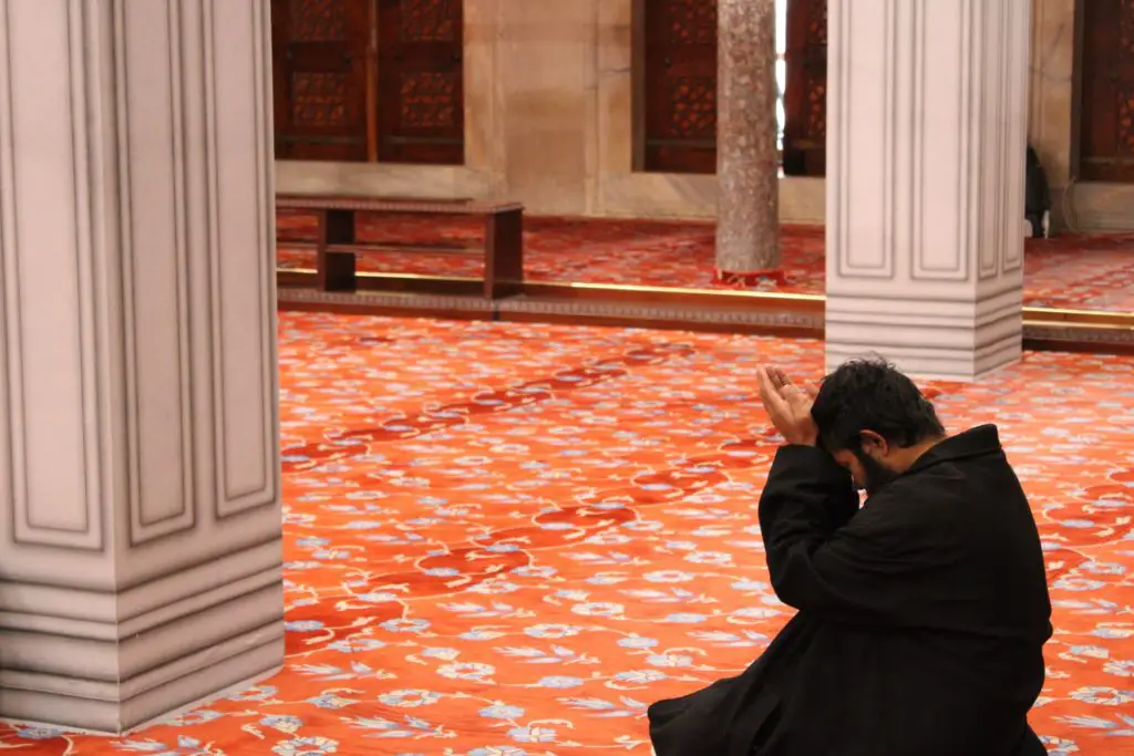homme priant dans la mosquée turque