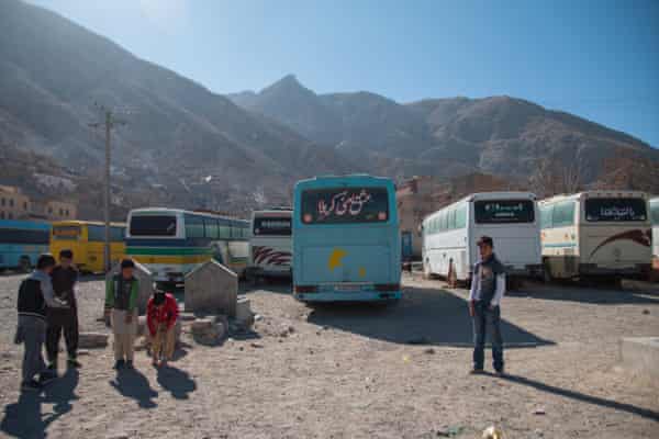 Des bus pour emmener les pèlerins chiites dans les sanctuaires en Iran.  De nombreux Hazara tentent d'atteindre l'Europe pour échapper à leur persécution au Pakistan et en Afghanistan.