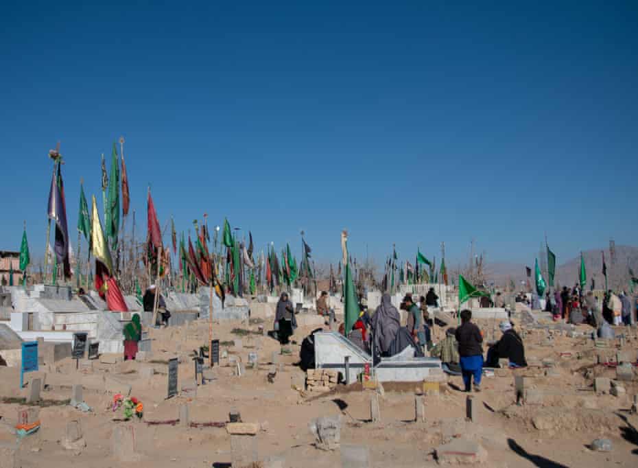 Le cimetière Hazara à Quetta.  Les drapeaux représentent les tombes de tous ceux qui ont été tués dans la violence sectaire.