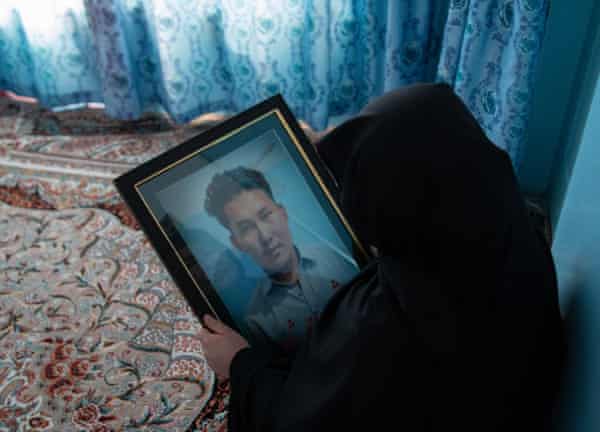 Amina tient une photo de son fils, Ahmed Shah, qui a été décapité parmi d'autres mineurs de charbon à Mach, au Balouchistan.