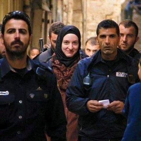 Des Palestiniens sourient pendant leur arrestation 6