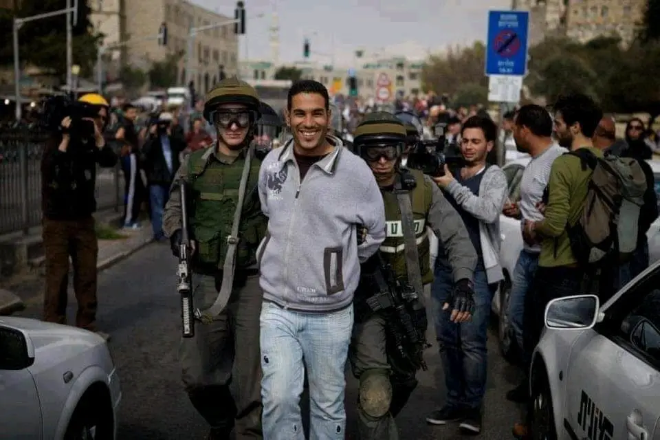 Des Palestiniens sourient pendant leur arrestation 5