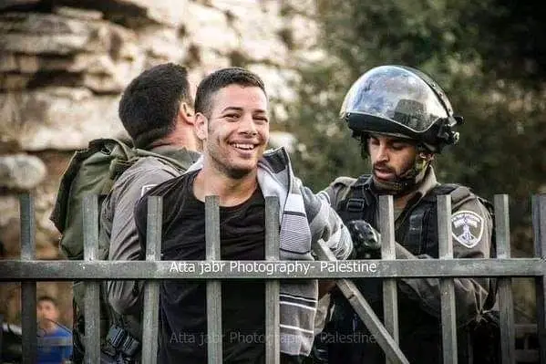 Les Palestiniens sourient pendant leur arrestation 4