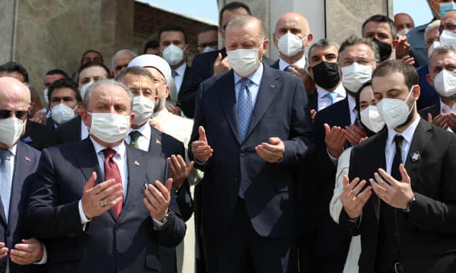 Le président turc Recep Tayyip Erdoğan (au centre) assiste à la cérémonie d'ouverture de la mosquée Taksim
