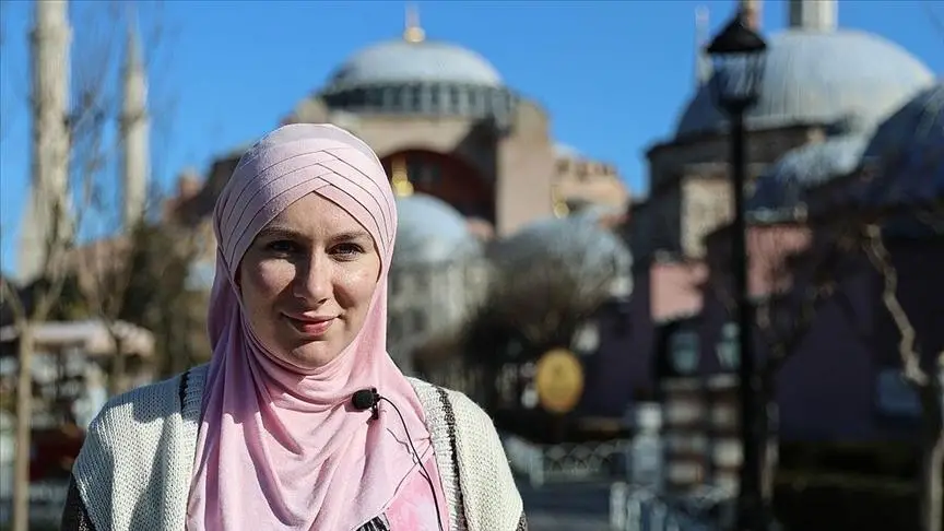 Aisha Rosalia dans la mosquée bleue