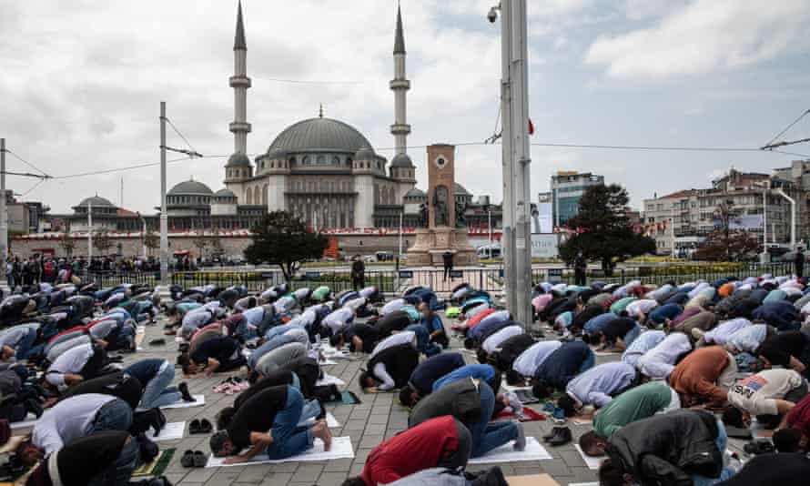 Les fidèles assistent à la prière du vendredi à l'extérieur de la mosquée Taksim nouvellement achevée lors de la cérémonie d'ouverture sur la place Taksim
