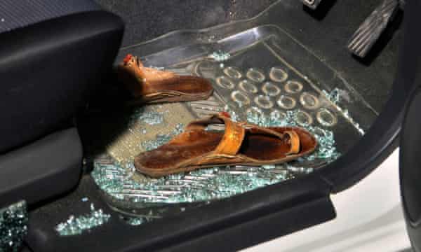 Les sandales de Sabeen Mahmud gisent sur le sol de la voiture après qu'elle a été abattue.