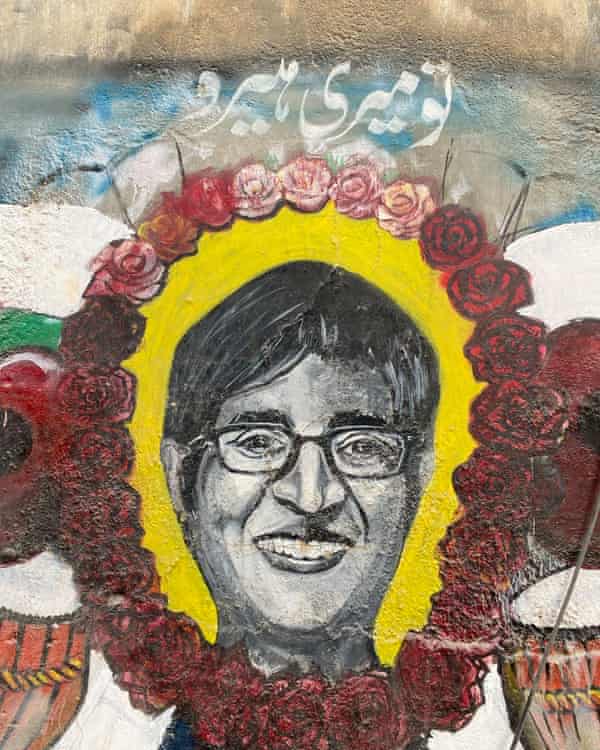 Fresque murale de Sabeen Mahmud devant T2F.  L'ourdou lit : 'Vous êtes mon héros.'