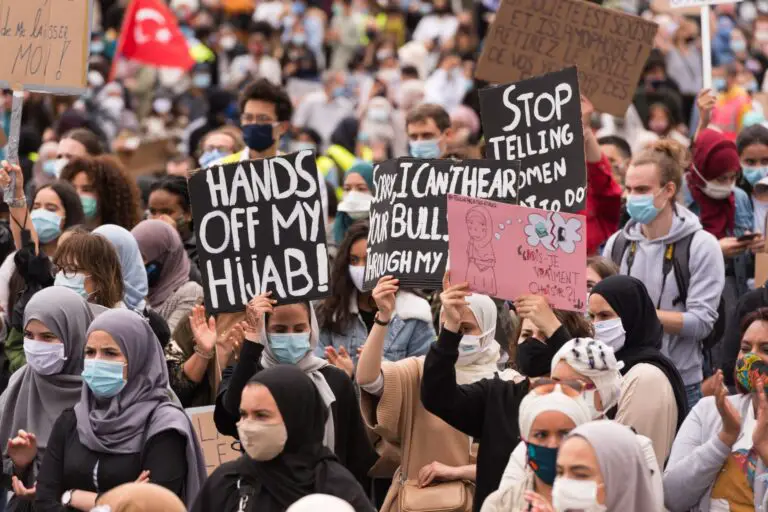 Les femmes musulmanes françaises se sont senties violées par la nouvelle loi interdisant le hijab