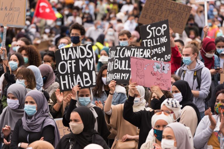 Les femmes musulmanes françaises se sont senties violées par la nouvelle loi interdisant le hijab