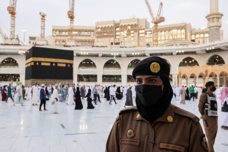 Des Saoudiennes deviennent gardiennes à La Mecque pendant le Hajj pour la première fois dans l&rsquo;histoire musulmane