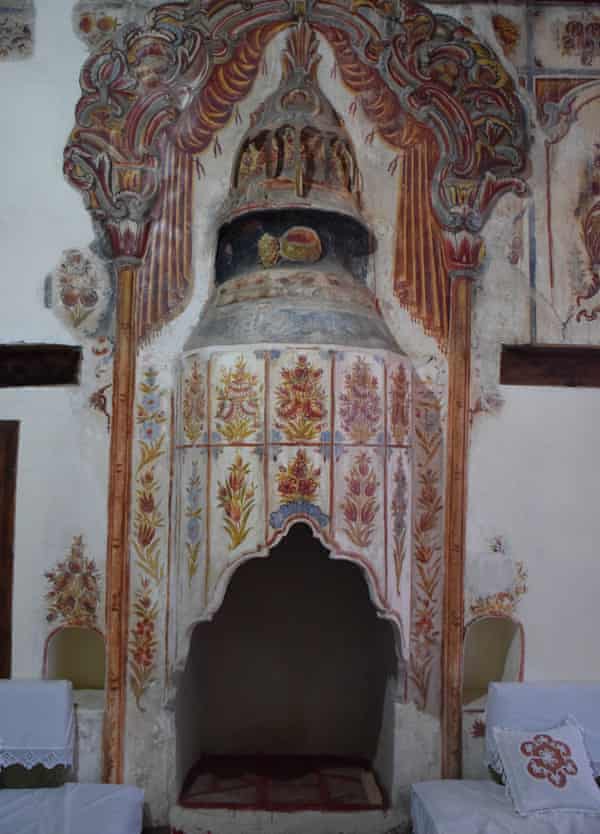 Une cheminée décorée à l'intérieur d'une maison ottomane à Gjirokastër.