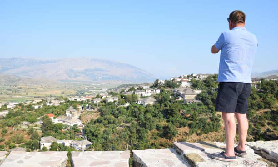 L'ami et guide de Tharik Hussain, Idar, contemple Gjirokastër