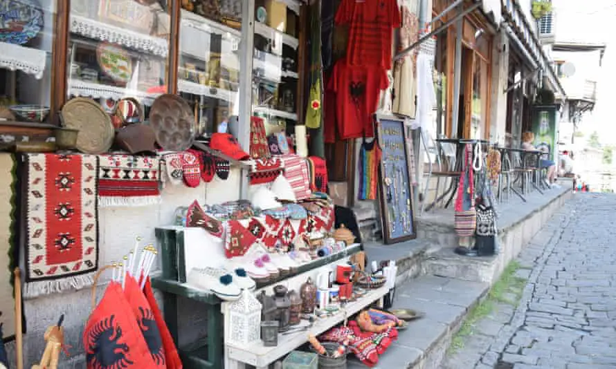 Boutiques dans le bazar historique de Gjirokastër