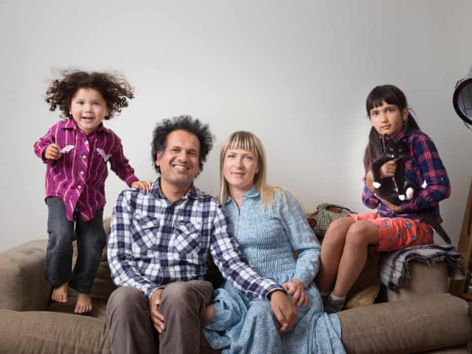 Sarfraz Manzoor avec sa femme Bridget et ses filles Ezra et Laila.