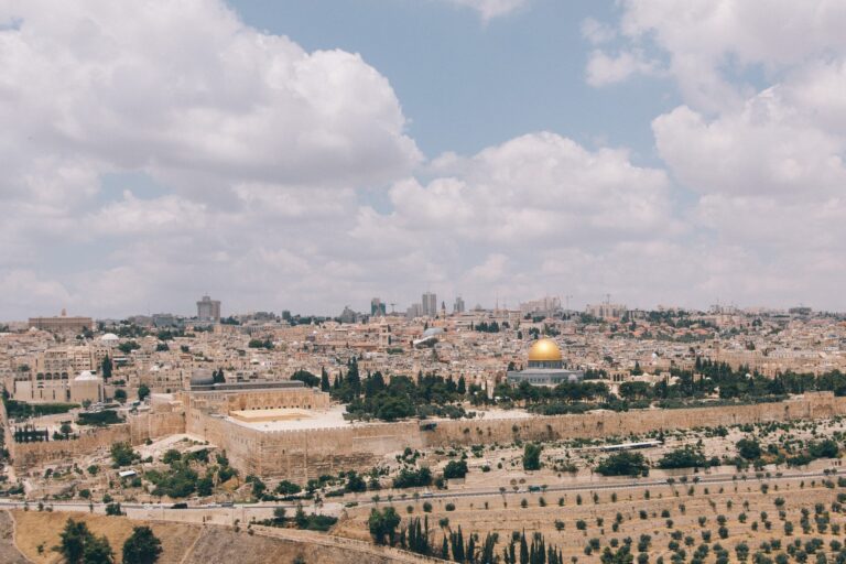 Des Israéliens d&rsquo;extrême droite attaquent à nouveau l&rsquo;enceinte de la mosquée Al-Aqsa à Jérusalem !