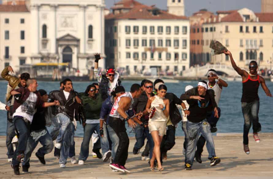 Kareena Kapoor entourée de foule