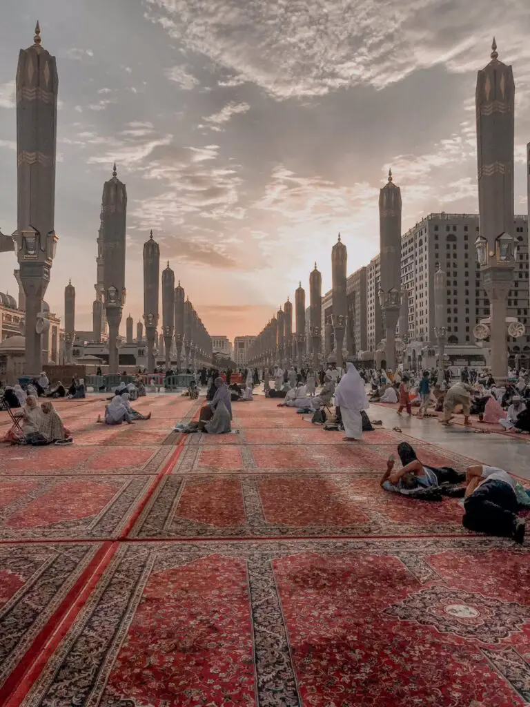 tapis à l'extérieur de masjid an nabawi