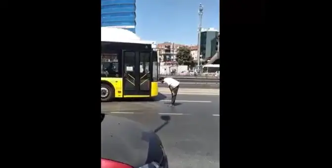 Un homme a été aperçu en train de prier au milieu de la route, les musulmans sont en colère