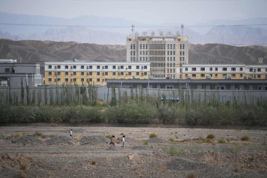 On pense que les bâtiments de la région du Xinjiang au nord-ouest de la Chine sont un camp de rééducation pour les Ouïghours.