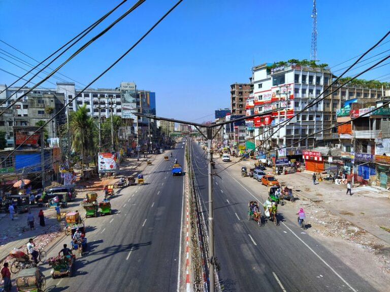 Des violences meurtrières éclatent après que des hindous aient placé le Coran sous le genou au Bangladesh