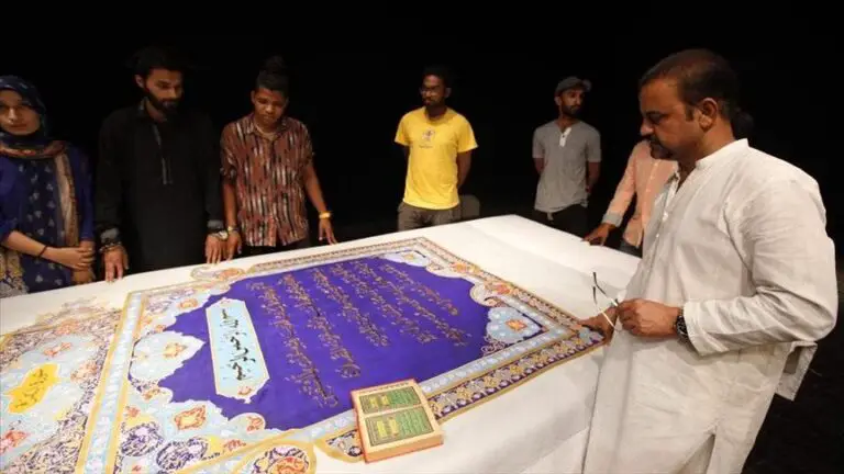 Des artistes pakistanais préparent la plus grande copie au monde du Saint Coran