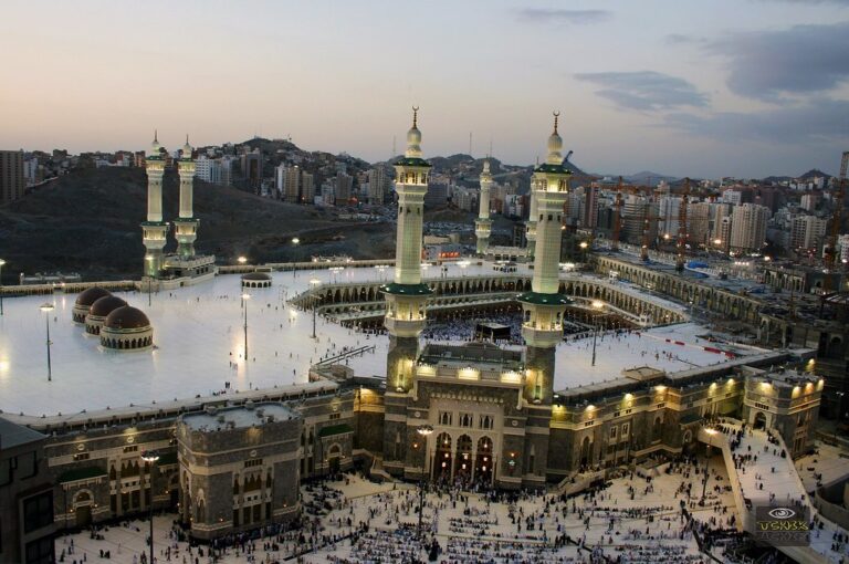 Les enfants de moins de 12 ans ne sont pas autorisés à entrer dans la Grande Mosquée