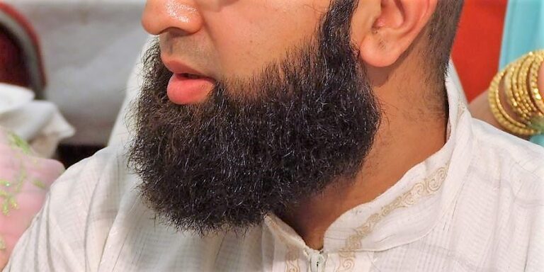 Des dizaines d&rsquo;hommes musulmans contraints par la police ouzbèke de se raser la barbe