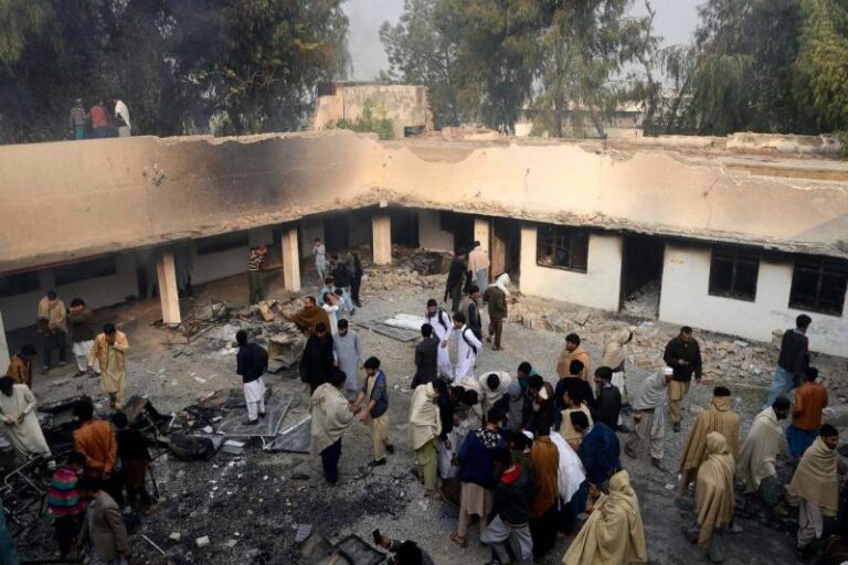 Un homme qui a brûlé le Coran au Pakistan arrêté et un poste de police incendié