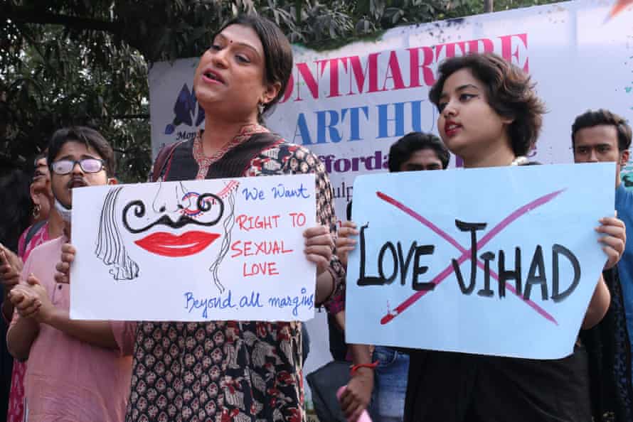 Des étudiants participent à une manifestation contre le djihad amoureux devant l'Académie des beaux-arts de Calcutta