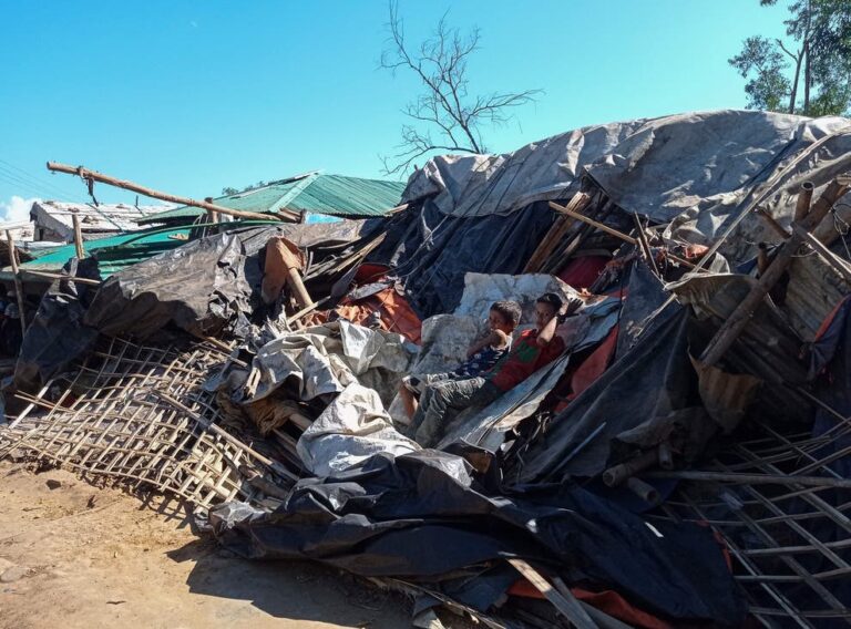 Les autorités bangladaises démolissent 3000 magasins de réfugiés musulmans rohingyas