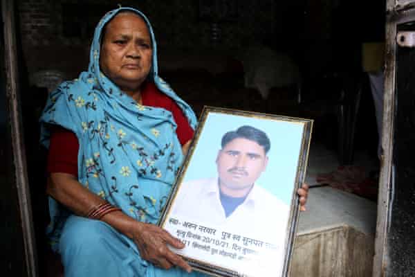 Kamla Devi tient une photo de son fils, Arun Valmiki, chez elle à Agra, Uttar Pradesh.