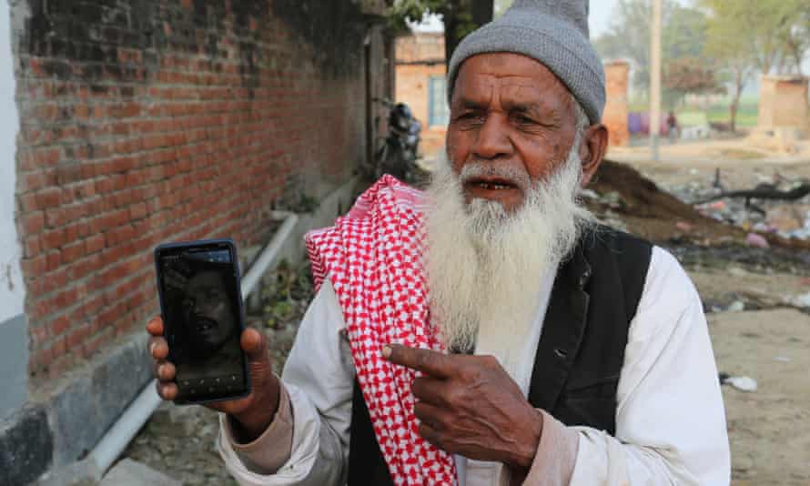 Nasim Ahmed, 74 ans, montre une photo de son fils décédé, Kamran, sur un téléphone portable