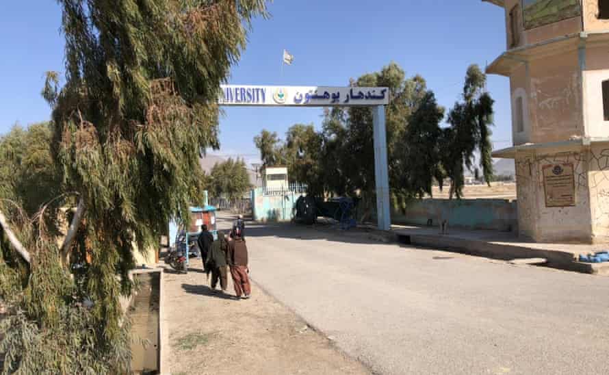 Les universités rouvrent en Afghanistan.