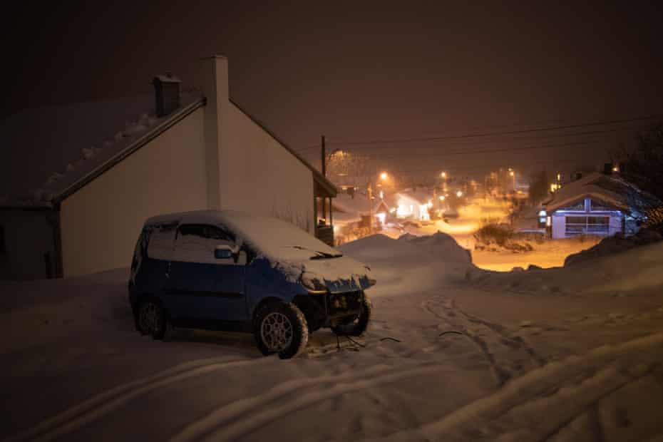Lumières vues dans une ville sous de fortes chutes de neige
