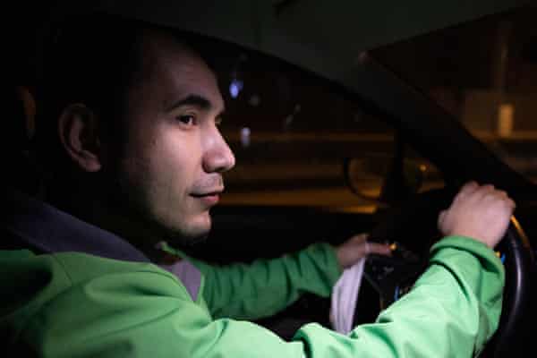 Homme conduisant la nuit