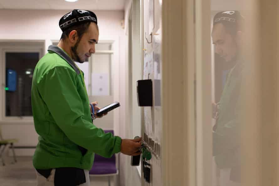 Homme portant une calotte d'Asie centrale