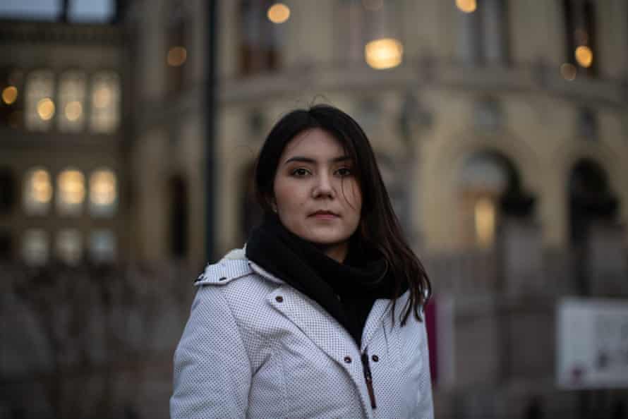 Jeune femme ouïghoure regardant la caméra