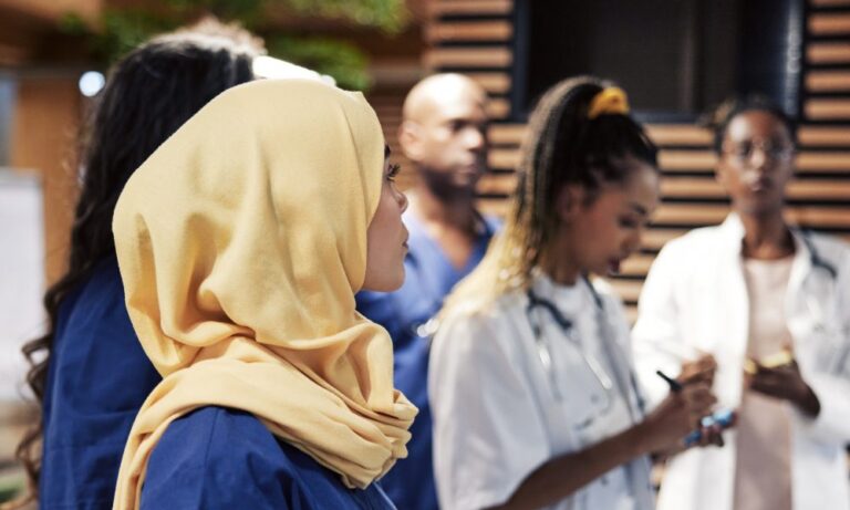 Black Muslimah In Scrubs: Une vue du service des soins intensifs