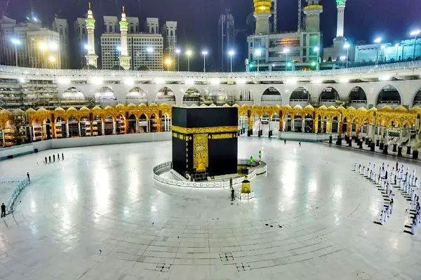 La Grande Mosquée a présenté cinq robots aspirateurs pour nettoyer et désinfecter le toit de la Sainte Kaaba