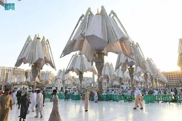 Masjid An Nabawi a installé d’énormes parapluies convertibles pour protéger 228 000 fidèles du soleil