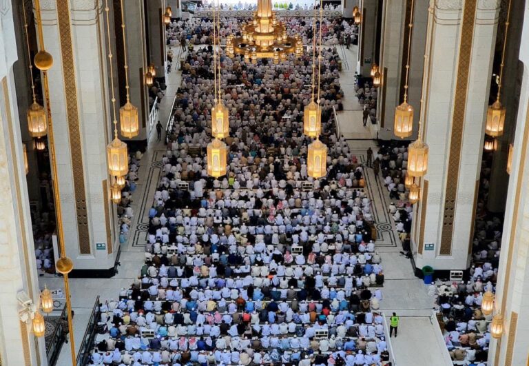 Le toit de Masjid al-Haram a été ouvert aux visiteurs après une foule énorme dans la mosquée